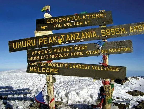Marangu Route (4/5) | Kibo Huts (4.720 m) – Uhuru Peak (5.895 m) – Horombo Huts (3.720 m)